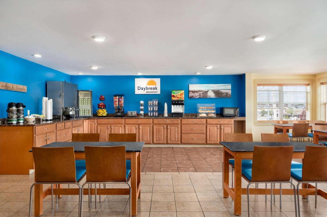 Days Inn By Wyndham Airport/Maine Mall South Portland Bagian luar foto