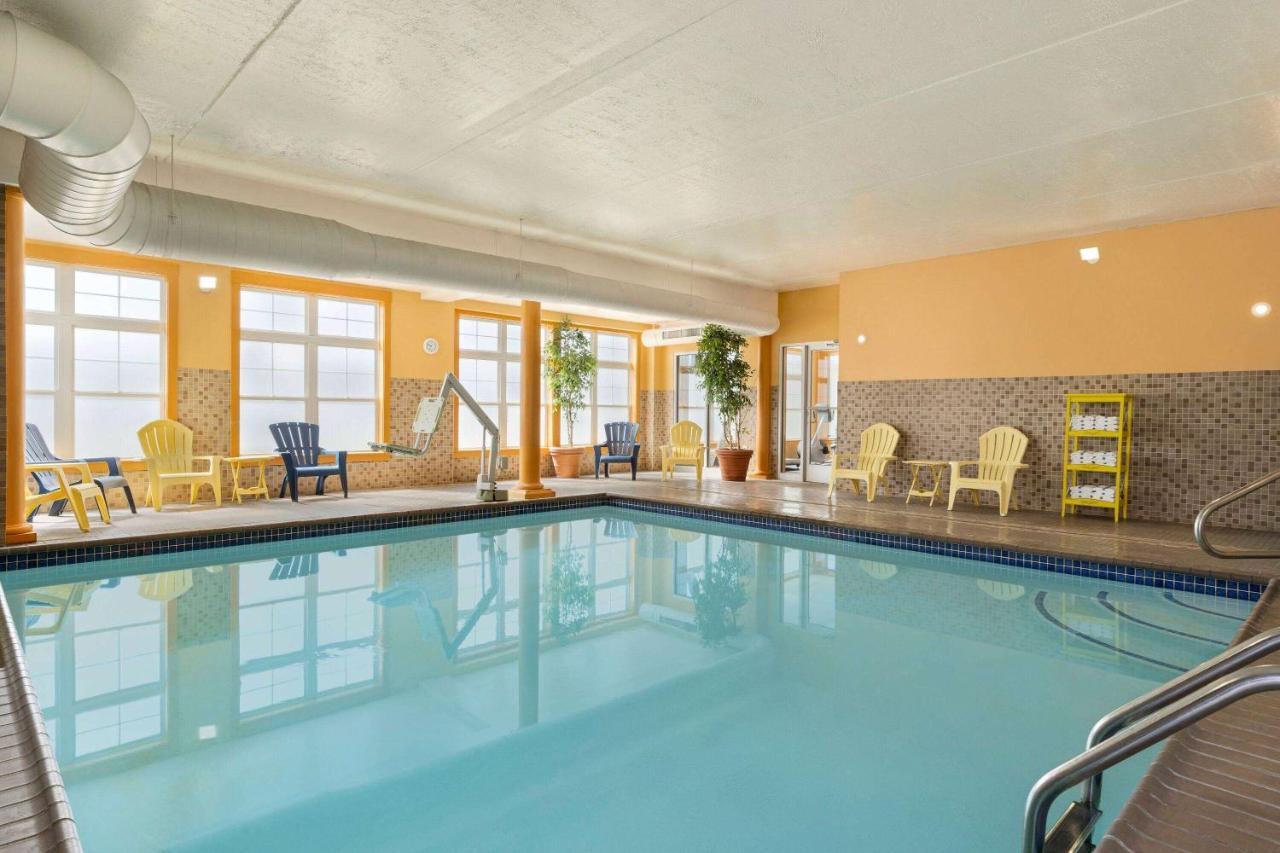 Days Inn By Wyndham Airport/Maine Mall South Portland Bagian luar foto