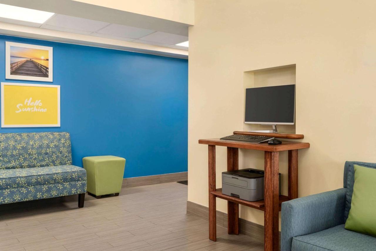 Days Inn By Wyndham Airport/Maine Mall South Portland Bagian luar foto