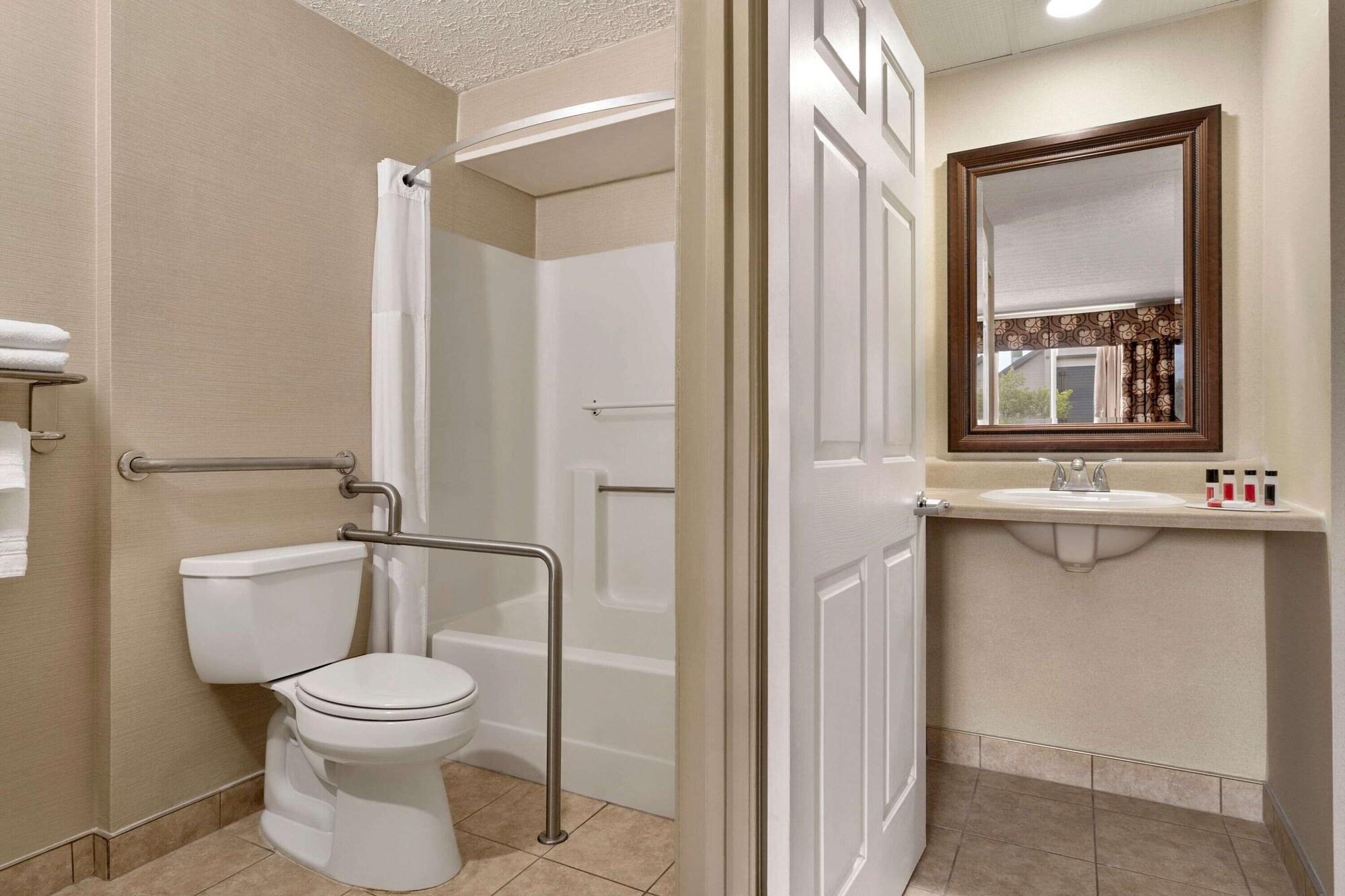 Days Inn By Wyndham Airport/Maine Mall South Portland Bagian luar foto