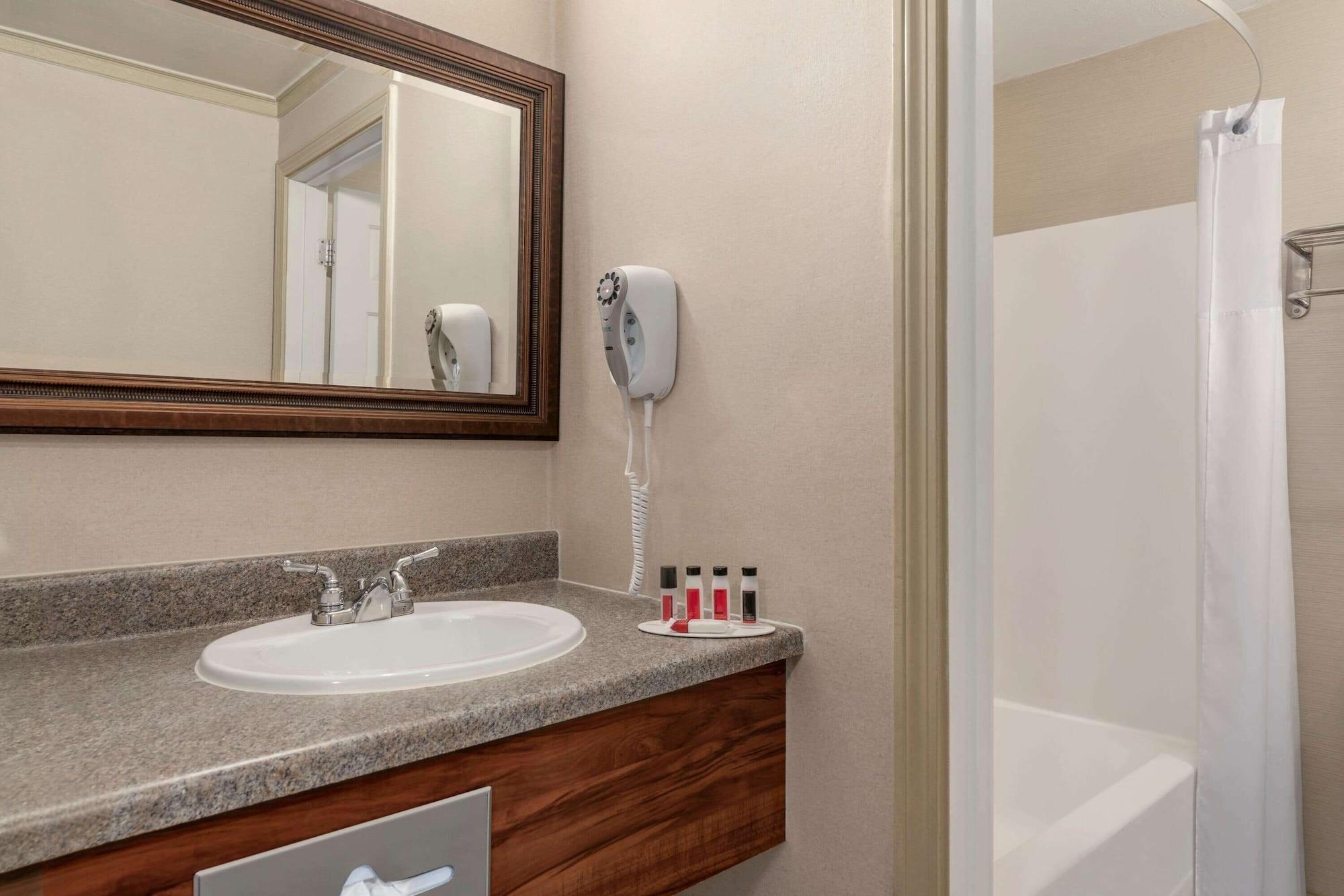 Days Inn By Wyndham Airport/Maine Mall South Portland Bagian luar foto