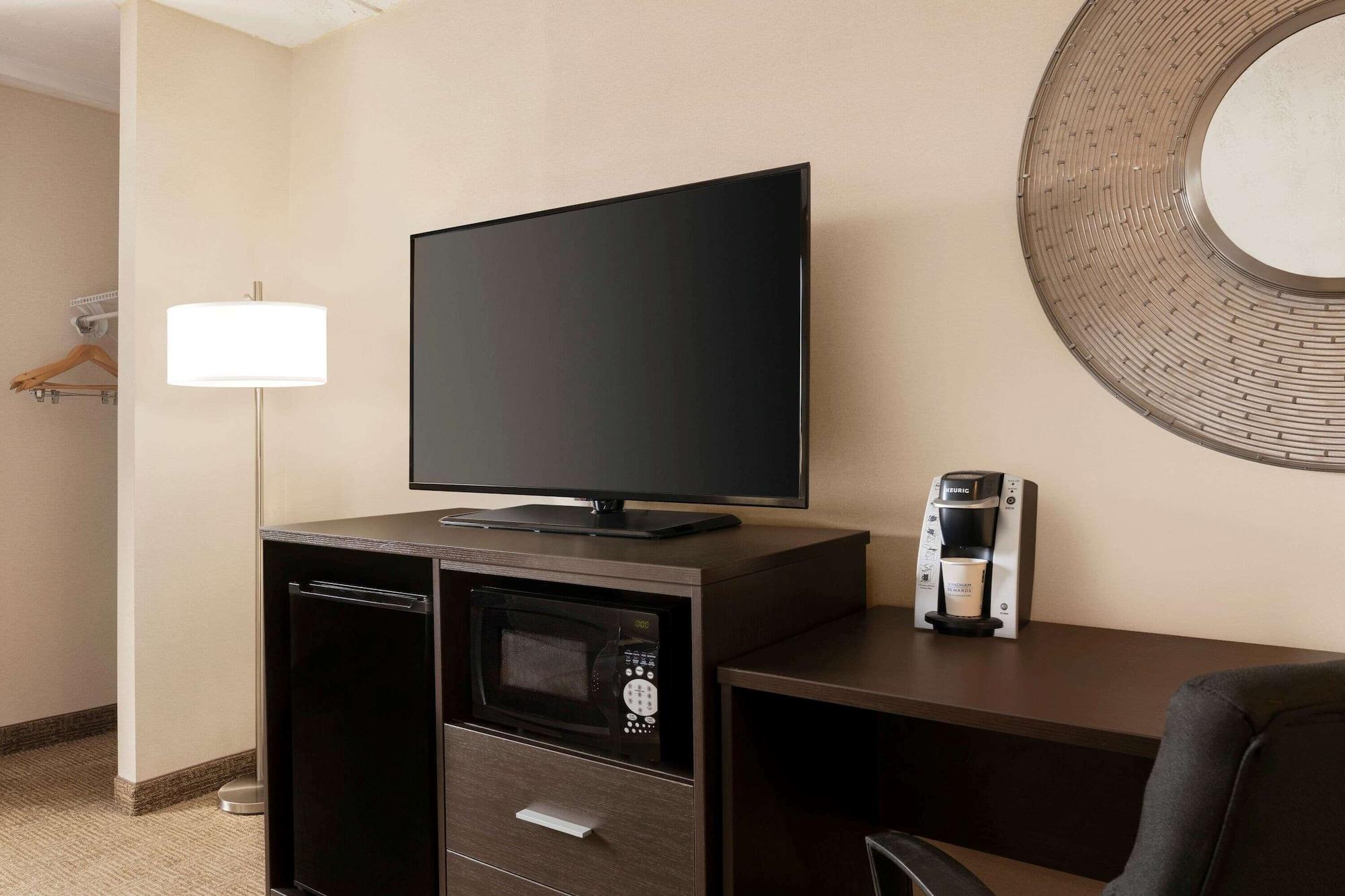 Days Inn By Wyndham Airport/Maine Mall South Portland Bagian luar foto